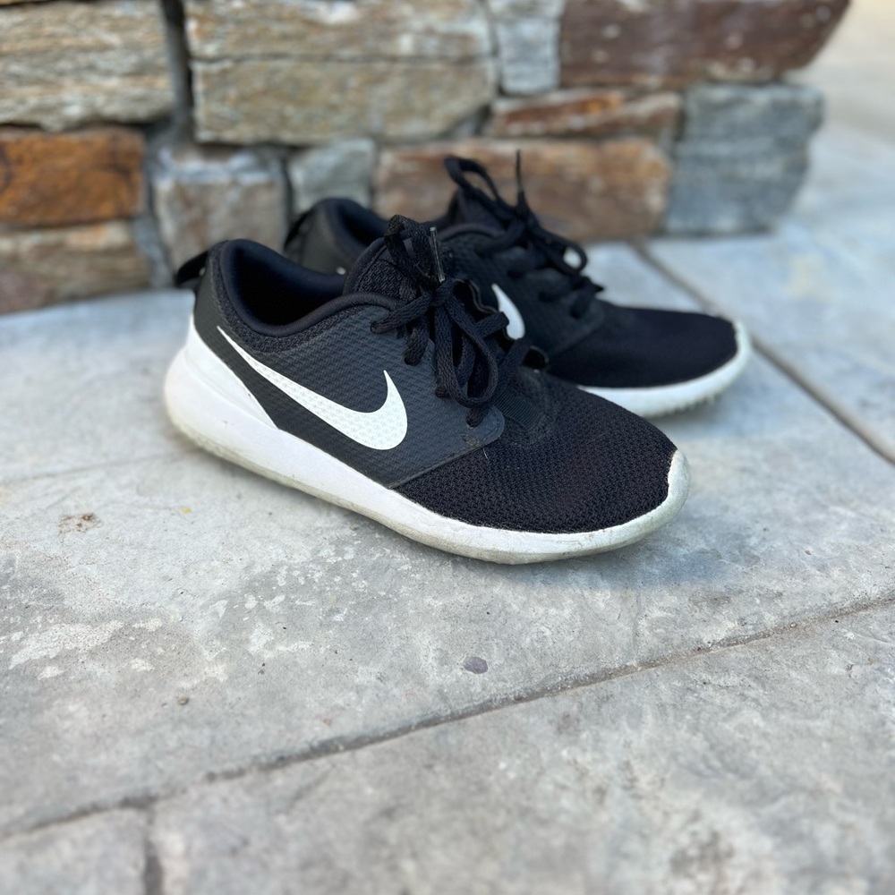 Kids Black and white Nike Roche G Jr golf shoe -Kids Sz 2